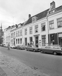 881364 Gezicht op de voorgevels van de panden Lange Nieuwstraat 50 (rechts) -lager te Utrecht.